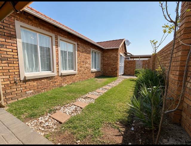 3 BEDROOM HOUSE FOR SALE IN KOSMOSDAL